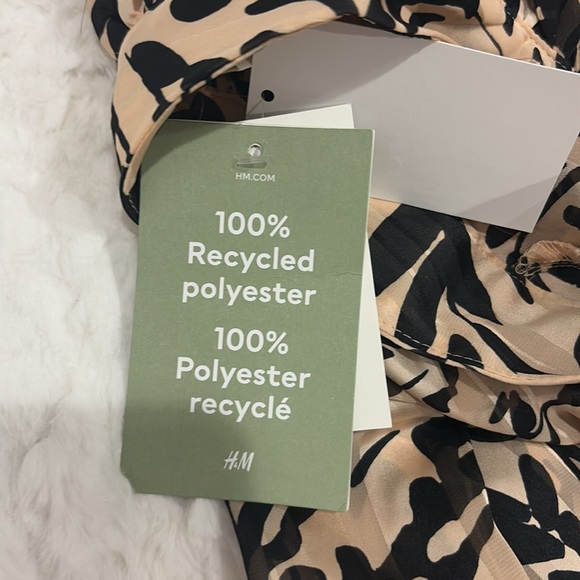 H&M Patterned Blouse Size Medium. - Picture 8 of 10